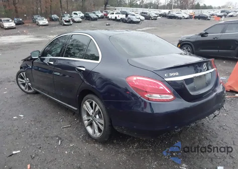 2018 Mercedes-Benz C 300 z USA, uszkodzony, nr VIN 55SWF4JB7JU254158